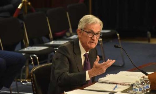 美聯(lián)儲(chǔ)主席鮑威爾出席國會(huì)聽證會(huì) 強(qiáng)調(diào)“不急于”降息（中新網(wǎng)）